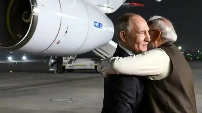 Madaxweynaha Ruushka Vladimir Putin ayaa booqasho laba maalmood ah ku tagay Hindiya, halkaas oo uu ku qaabilay Ra'iisul Wasaare Narendra Modi ka hor shir madaxeedka sannadeed ay labada waddan yeelanayaan