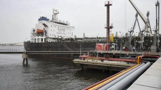 కరాచీలో రష్యా చమురు ఓడ