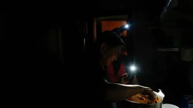 Alase nile ounjẹ kan re e to n fi ina foonu dana