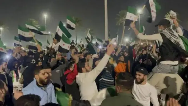 Dadka reer Suuriya ayaa u dabaaldegaya dhicitaanka nidaamka Asad