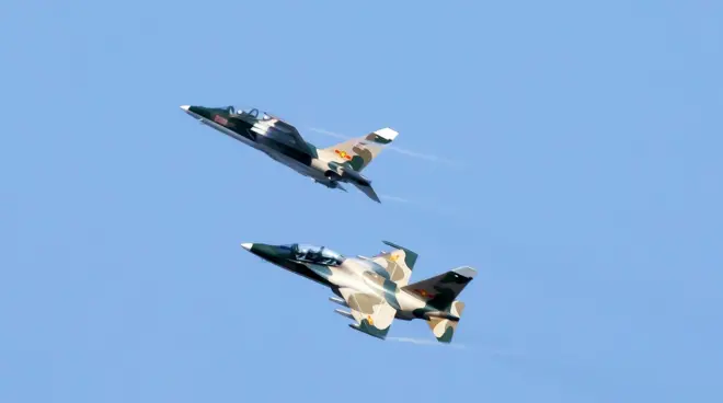 Máy bay huấn luyện Yak-130 của Không quân Việt Nam bay diễn tập trong dịp lễ 30/4/2025