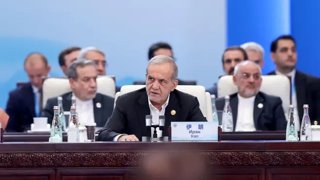 مسعود پزشکیان در حال سخنرانی در شانگهای پلاس