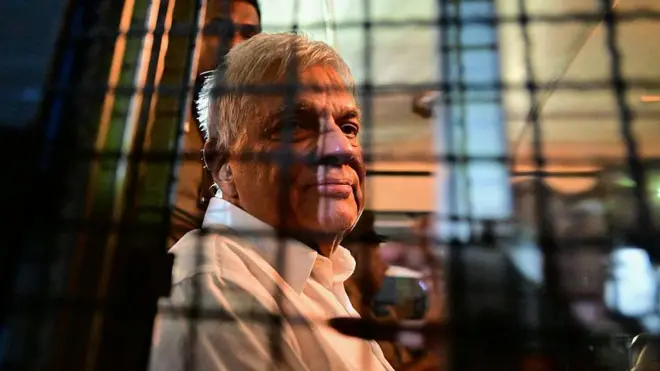 හිටපු ජනාධිපති රනිල් වික්‍රමසිංහ බන්ධනාගාර බස් රථය තුළ සිට පිටත බලාගෙන සිටී