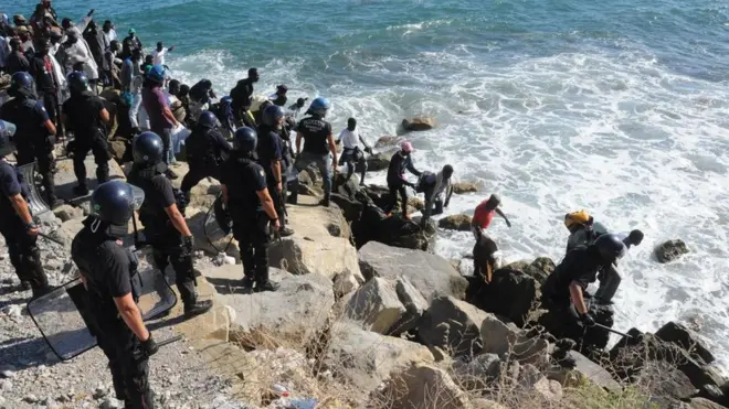 Yüzerek Fransa'ya geçen 120 kadar göçmen Fransız polisi tarafından gözaltına alınarak yeniden İtalya'ya gönderildi.