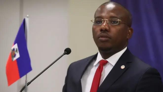 Joseph asumió el cargo como presidente interino, pero hay un choque de legitimidades.