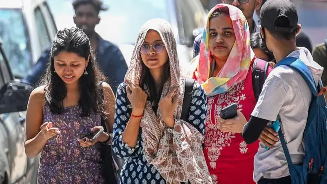 मौसम विभाग ने अगले दो-तीन दिन तक मध्य और उत्तर-पश्चिम भारत में भीषण गर्मी पड़ने का अनुमान जताया है