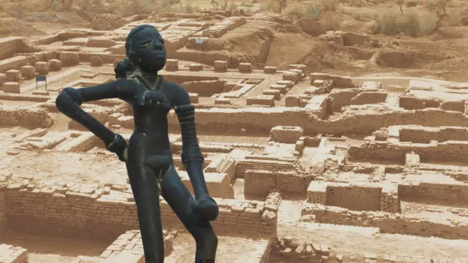 হরপ্পার খননকার্য থেকে পাওয়া বিখ্যাত ভাস্কর্য - 'দ্য ডান্সিং গার্ল'