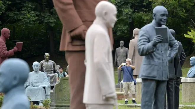 一名游客在台湾北部桃园慈湖公园，也就是蒋介石陵寝所在地的蒋介石雕像前拍照（资料照片）。