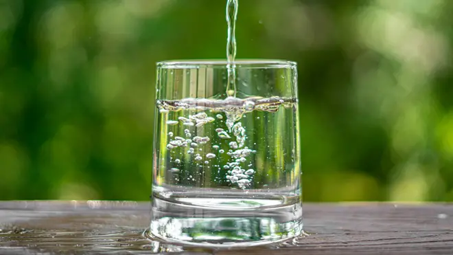 Agua que cae en un vaso.