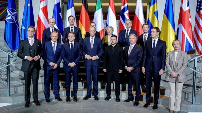 Ukrayna Cumhurbaşkanı Volodymyr Zelenskiy, ABD Başkanı Donald Trump'ın damadı Jared Kushner, ABD Özel Temsilcisi Steve Witkoff ve Almanya Başbakanı Friedrich Merz, Fransa Cumhurbaşkanı Emmanuel Macron, Avrupa Komisyonu Başkanı Ursula von der Leyen, NATO Genel Sekreteri Mark Rutte, Danimarka Başbakanı Mette Frederiksen, Finlandiya Cumhurbaşkanı Alexander Stubb, İtalya Başbakanı Giorgia Meloni, Norveç Başbakanı Jonas Gahr Store, Polonya Başbakanı Donald Tusk ve Hollanda Başbakanı Dick Schoof ile birlikte 15 Aralık 2025 tarihinde Berlin'deki Başbakanlık binasında aile fotoğrafı çektirdi. 