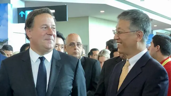 巴拿馬總統巴雷拉與中國大使魏強（郭篤為攝）。