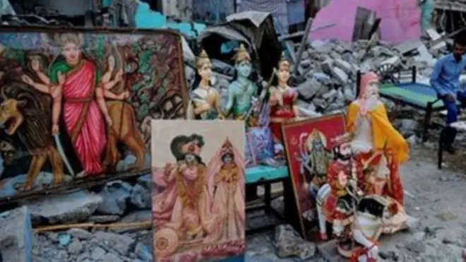 मंदिर के मुख्य दरवाजे और उसके भीतर की सीढ़ी को क्षतिग्रस्त कर दिया गया है.