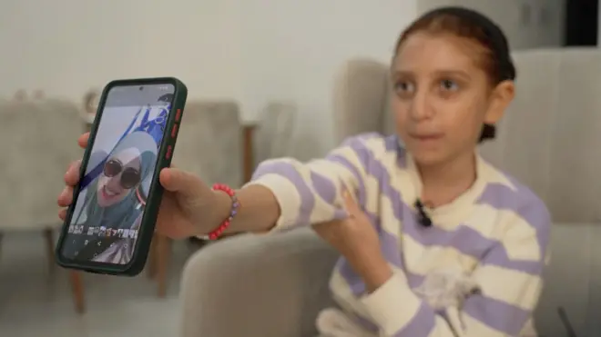 دارين وهي تحمل صورة والدتها