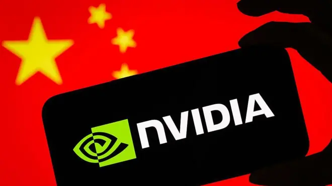 手机上显示的辉达公司标识，背景是中国国旗