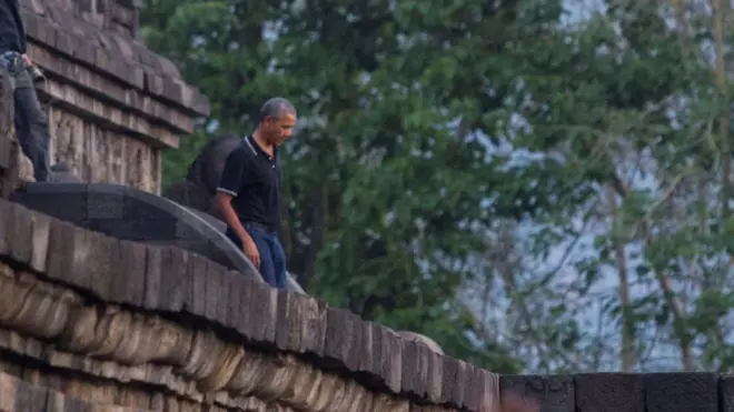 Presiden Obama menikmati Candi Borobudur, Yogyakarta.