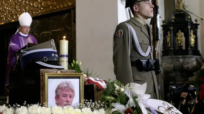Lễ cầu nguyện cho Đại tá Ryszard Kuklinski do Tuyên uý Quân đội Ba Lan tổ chức ở Warsaw tháng 6/2004 sau khi ông qua đời ở Florida, Hoa Kỳ tháng 2 năm đó