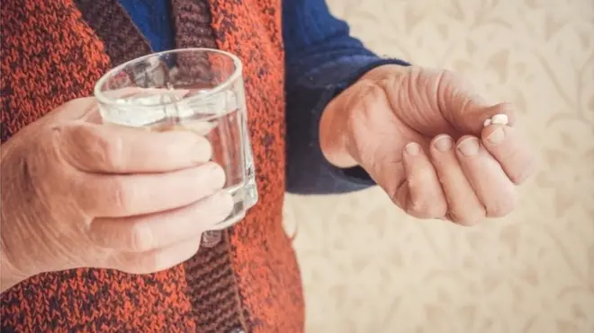 жінка з таблеткою