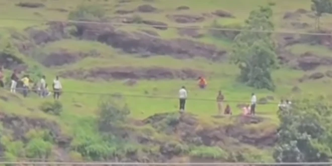 एक ही परिवार के तीन लोगों की पहाड़ से गिर कर मौत हो गई
