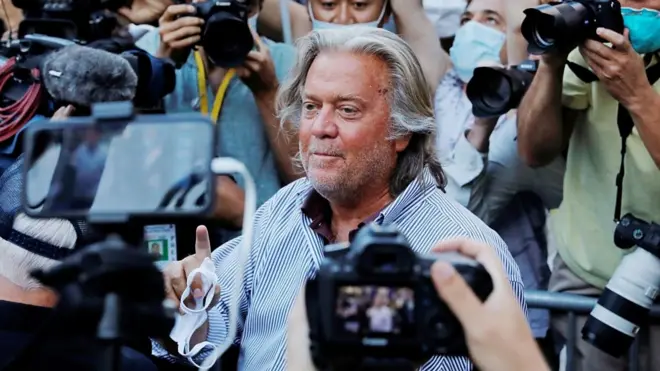 班农在法庭外被记者追访（20/8/2020）