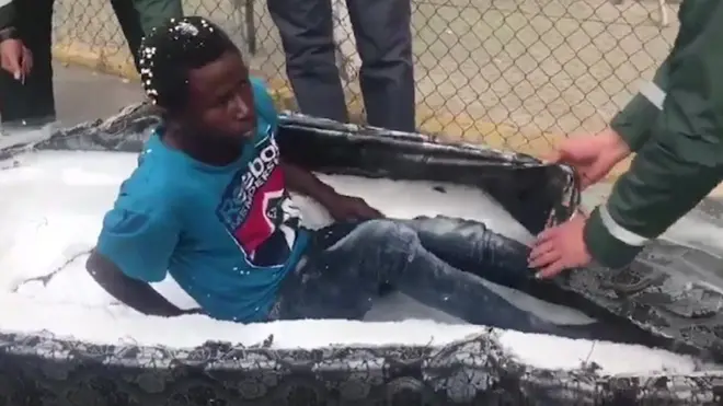 لحظة كشف أغرب عملية تهريب لمهاجرين