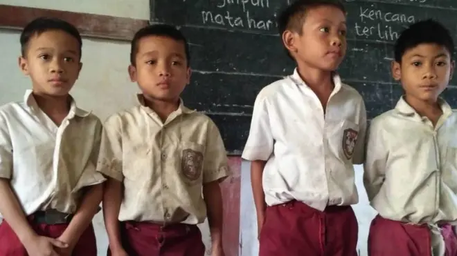 Perlengkapan sekolah yang memprihatinkan di Desa Sungkung, Kalimantan Barat.