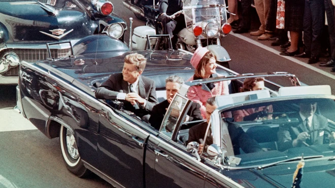 کندی و همسرش سوار بر خودرو همراه با مشایعت حامیانش