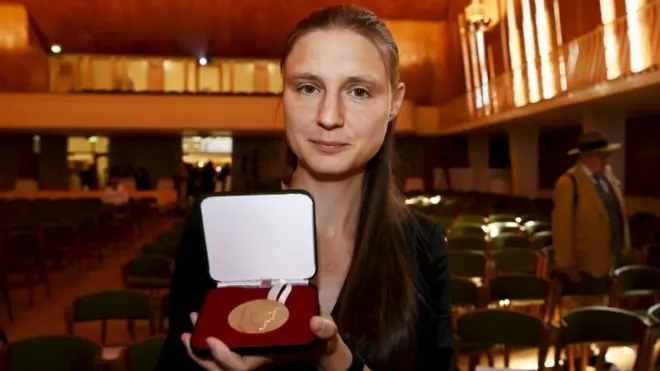 Maryna Viazovska con la Medalla Fields.