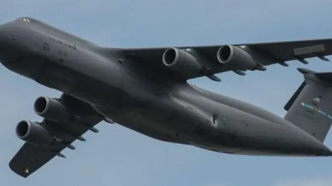 Bàálù ofurufu omogun Amẹ́ríkà to ń fò lójú ofurufu, ó ní awọ eérú 