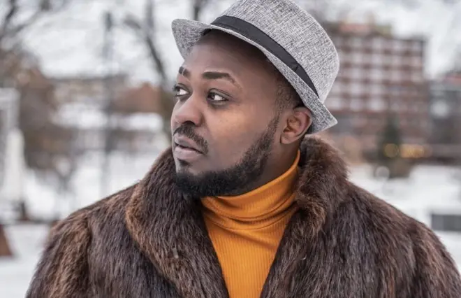 Doddy Uwihirwe mw'ikoti y'imbeho