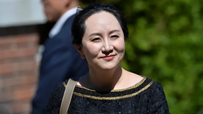 27日，孟晚舟离家前往法庭时面带笑容。