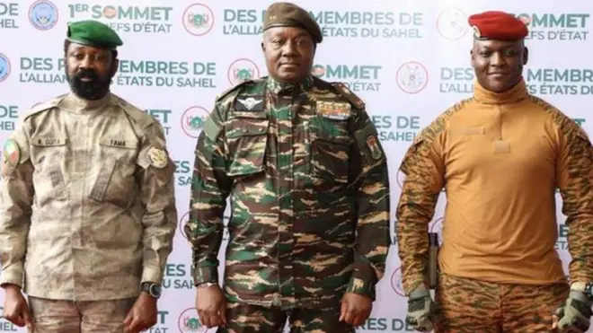 ከግራ ወደ ቀኝ የቡርኪና ፋሶ ኮሎኔል አሲሚ ጎይታ፣ የኒጀሩ ጀነራል ቺያኒ እና የማሊው ክፒቴን ትራኦሬ