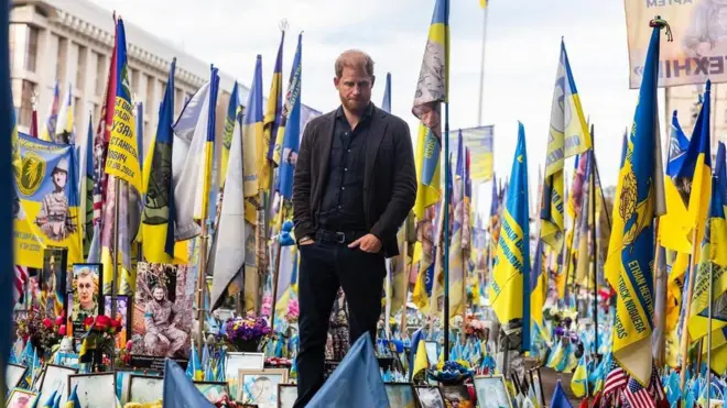 Принц Гаррі відвідав народний меморіал на Майдані Незалежності у Києві