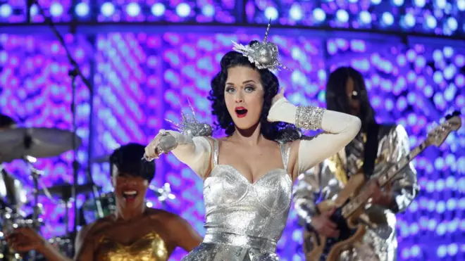 Katy Perry canta muchas canciones pegajosas.