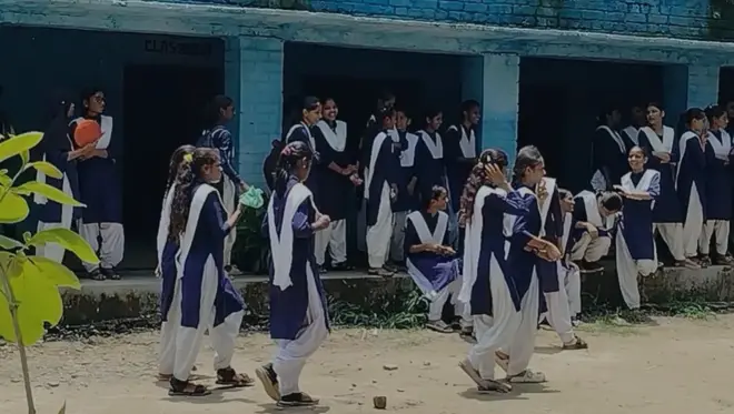 इस विरोध प्रदर्शन की तस्वीरें सोशल मीडिया पर वायरल हैं