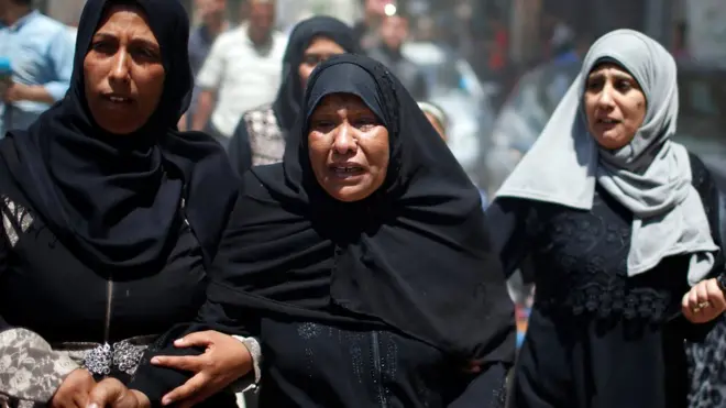 Duka keluarga saat pemakaman Laila al-Ghandour, bayi berusia delapan bulan yang meninggal karena menghirup gas air mata.