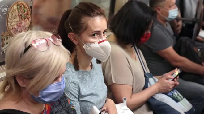 Люди в масках у метро