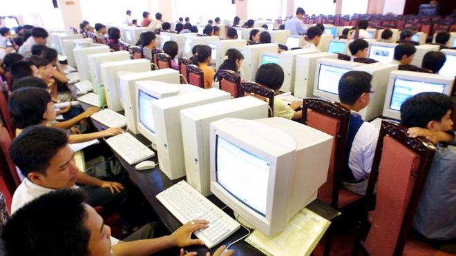 Thanh niên Việt Nam tham gia một khóa học miễn phí về cách sử dụng Internet tại Hà Nội vào 17/7/2001
