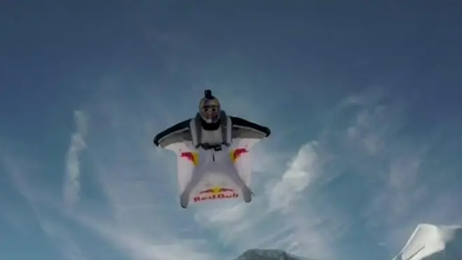 "مغامر مجنح يقفز من الجبل للحاق بالطائرة"