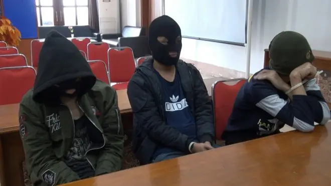 Para tersangka pemerasan menggunakan foto bugil diperiksa oleh polisi.