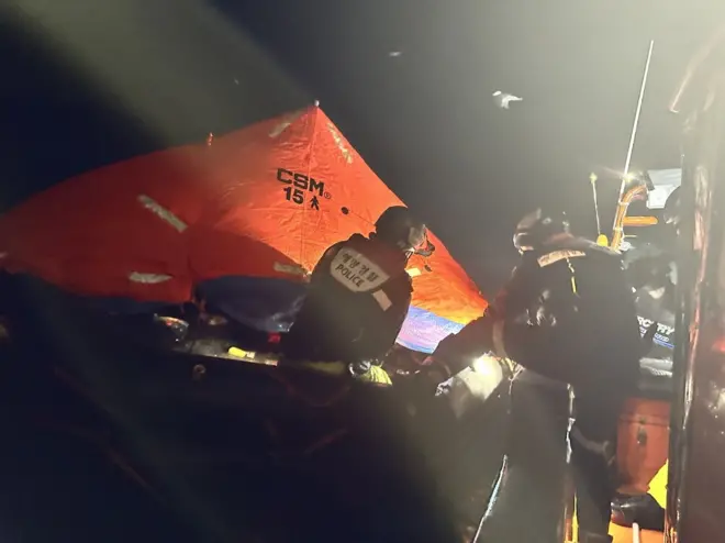 9일 오전 전남 여수 해상에서 130t급 대형 어선이 침몰해 해경이 선원들을 구조하고 있다