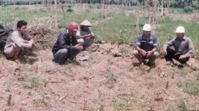 Para pegiat YPKP 1965 wilayah Pati berdoa di lokasi yang diyakini merupakan kuburan massal di Desa Grogolan, Kabupaten Pati.