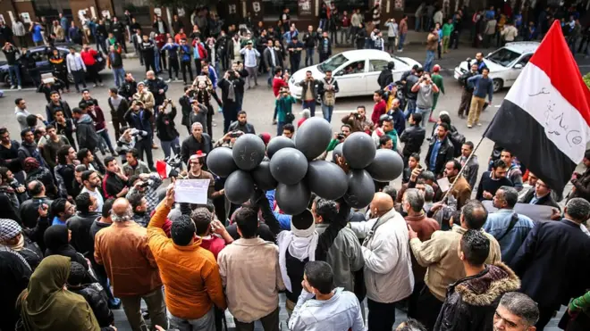 كتاب يمجدون 25 يناير باعتباره مولد ثورة مجيدة