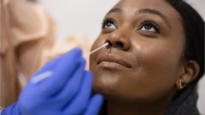 Une femme qui se fait tester contre le Covid