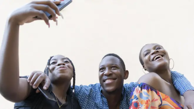 Trois jeunes africains font un selfie