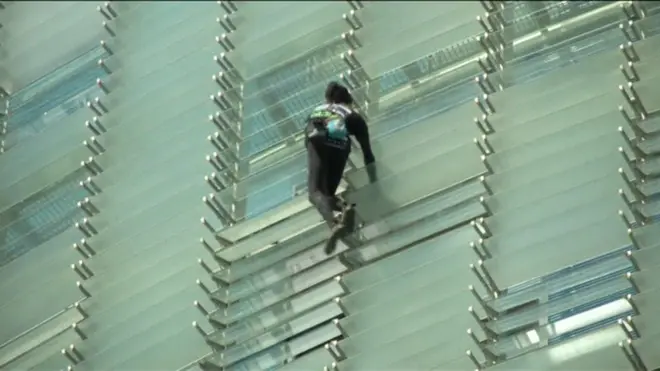 "الرجل العنكبوت" يتسلق ناطحة سحاب دون أدوات