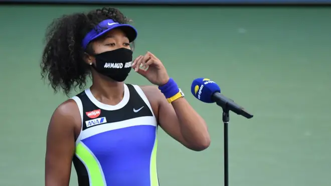 Naomi Osaka luce un tapabocas con el nombre de Ahmaud Arbery, quien murió por disparos de la policía en febrero de este año.