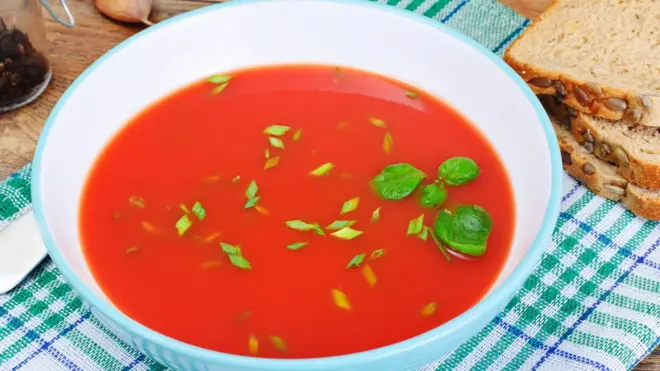 Una taza de sopa de tomate envasada tiene nada más y nada menos que 6 cucharaditas de sal.