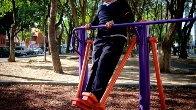 Mexico city'de kilolu bir kişi egzersiz yapıyor.