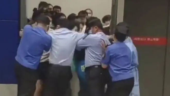 متسوقون يحاولون الهرب من متجر ايكيا للأثاث في نوبة ذعر من الاحتجاز في المكان بسبب كوفيد