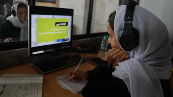 دانش آموزی در کلاس آنلاین